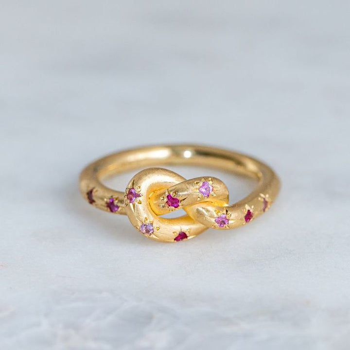 Anel Vintage Rosa com Nó Celestial Dourado