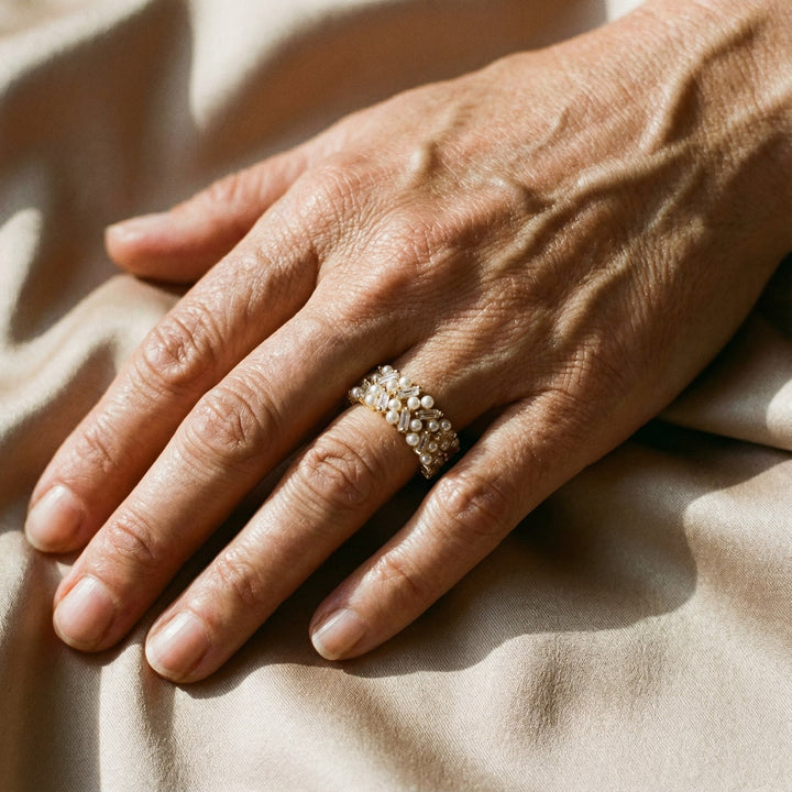 Anel Ajustável Vintage com Pérolas e Cristais Dourados