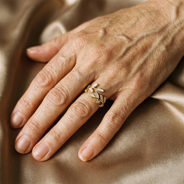 Anel Ajustável com Folha de Opala Branca em Ouro