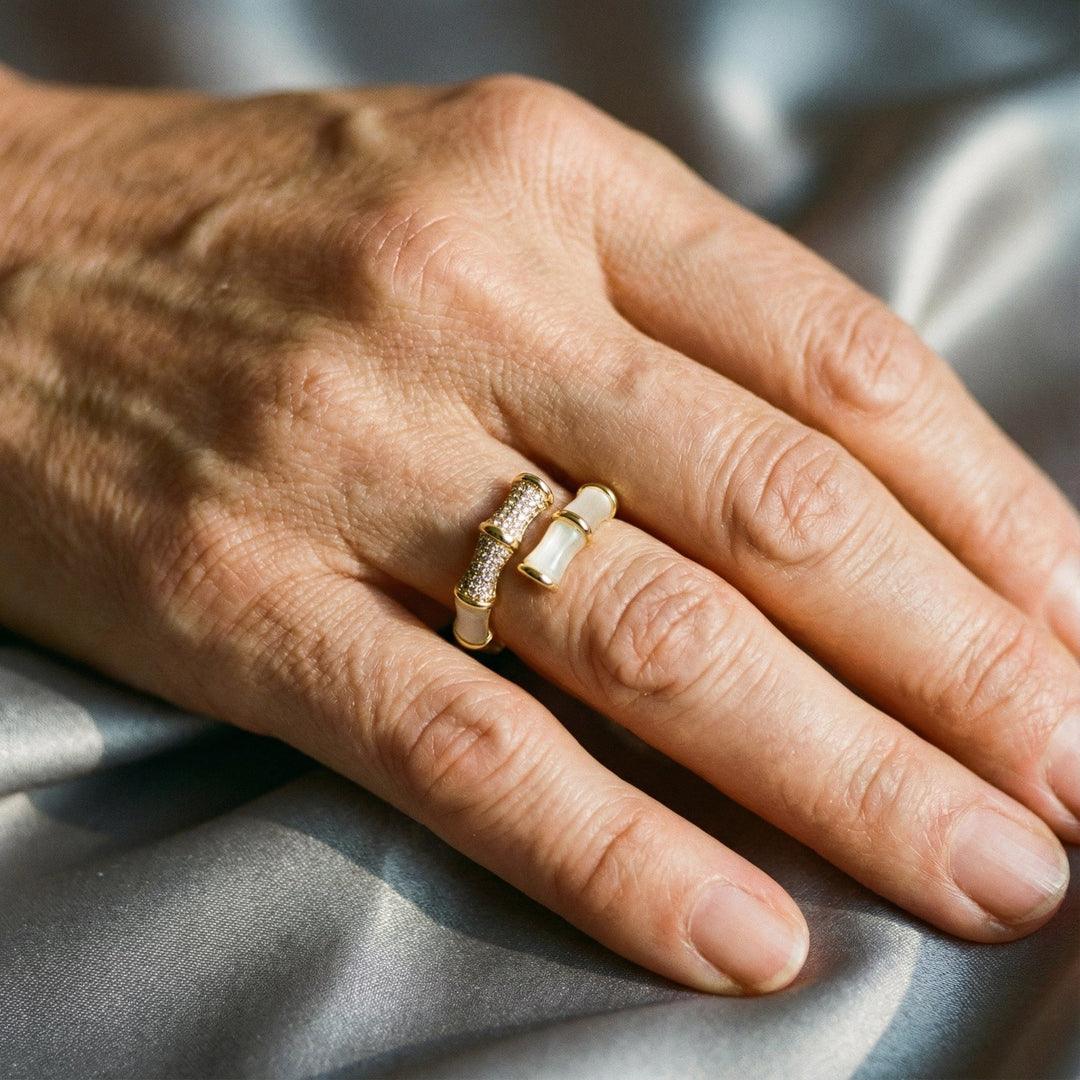 Anel Ajustável de Luxo com Opala Branca em Ouro