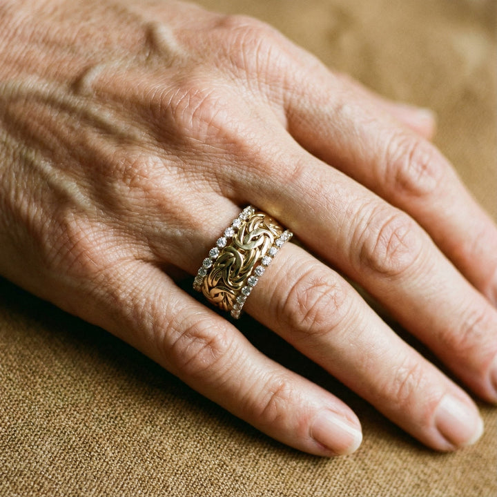 Anel Vintage Dourado Trançado com Zircónia