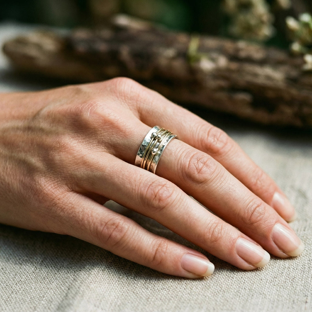 Anel Vintage Dourado com Camadas em Prateado