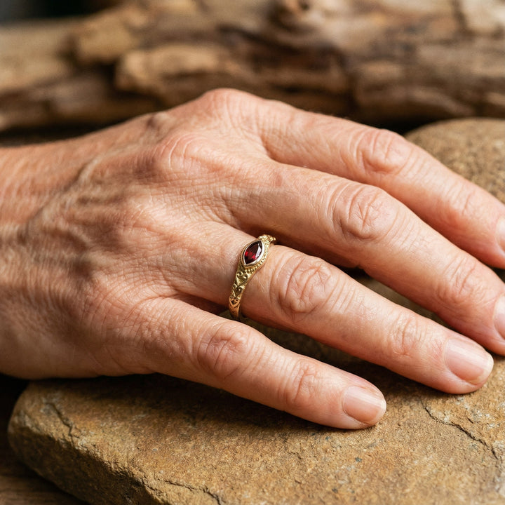 Anel Vintage Dourado com Cristal Vermelho