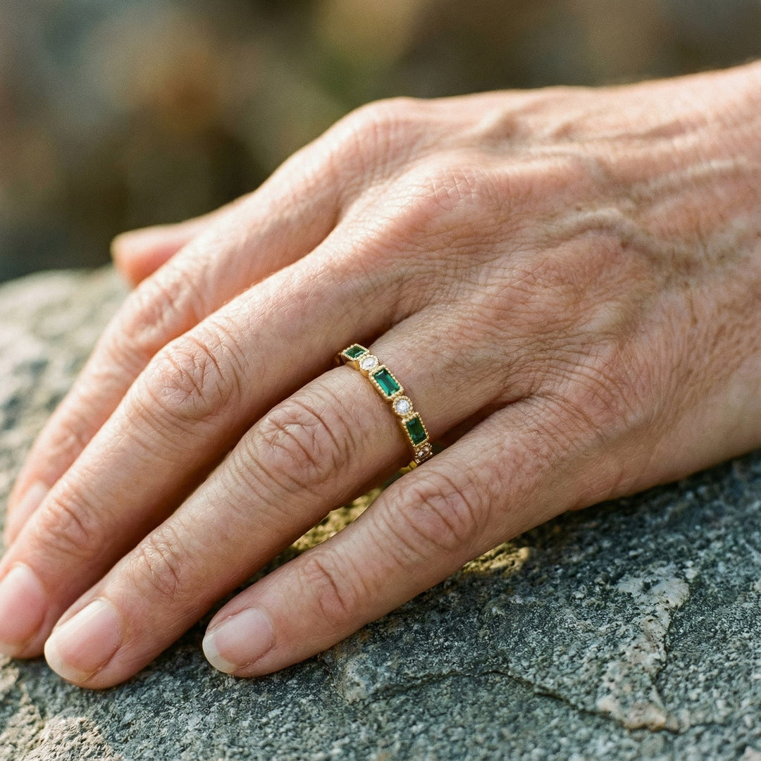 Anel Vintage Dourado com Zircónia Verde