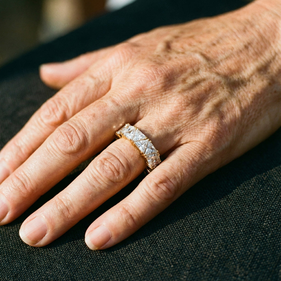 Anel Vintage Triangular com Pedras em Ouro