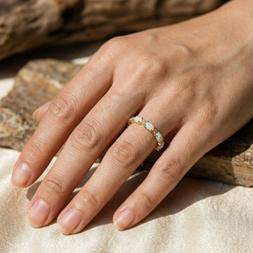 Anel Vintage de Ouro com Opala Eternity