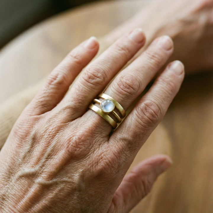 Anel Vintage em Ouro com Incrustações de Pedra da Lua