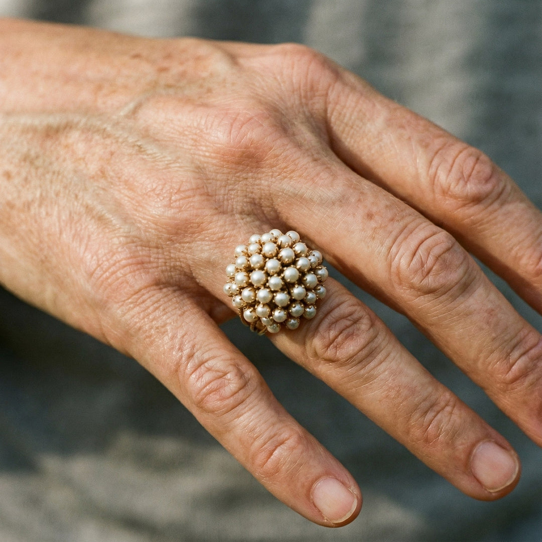 Anel com incrustações de pérolas