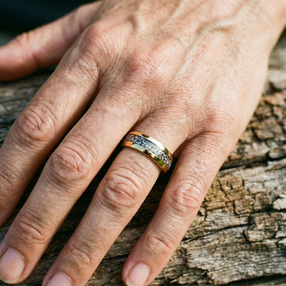 Anel com incrustações douradas brilhantes