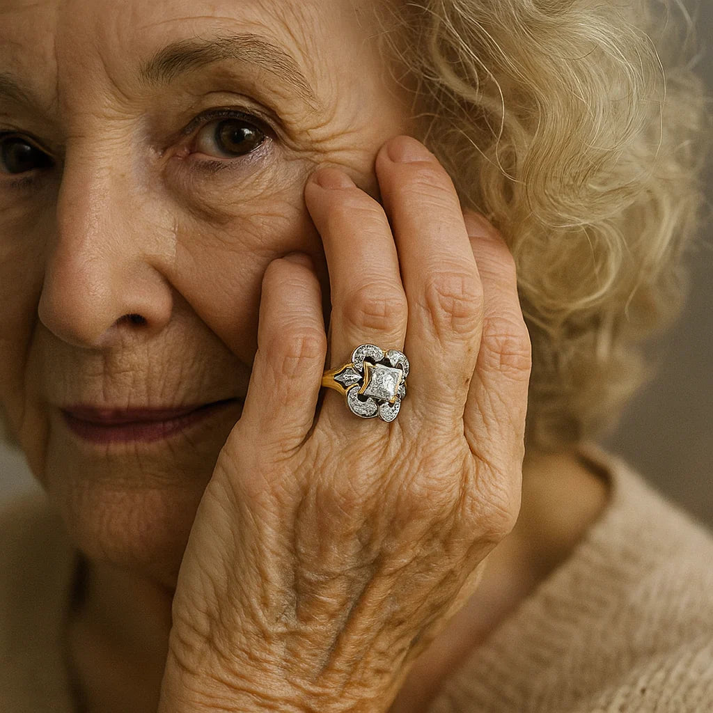 Anel Vintage Dourado com Zircónia