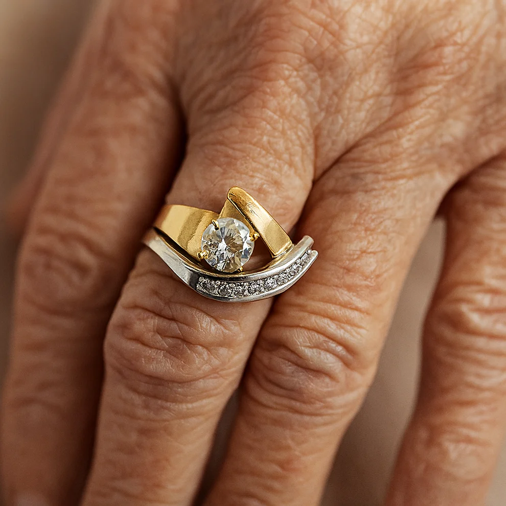 Anel Vintage Irregular em Dourado e Prateado com Zircónia