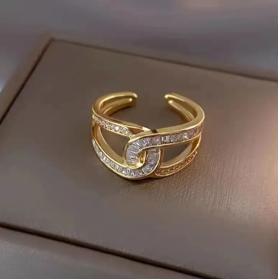 Anel Aberto com Diamante Duplo C e Zircão