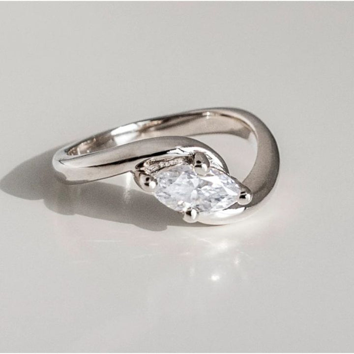 Anel vintage em prata ondulada com zircônia