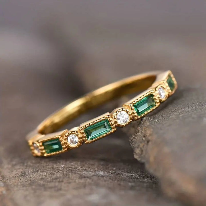 Anel Vintage Dourado com Zircónia Verde