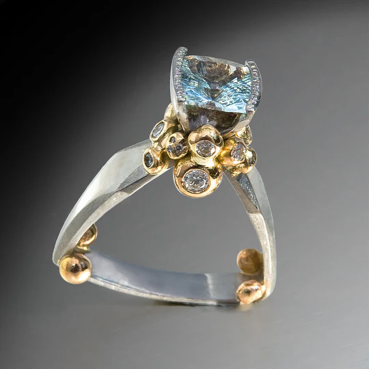 Anel vintage em ouro e prata com zircônia azul